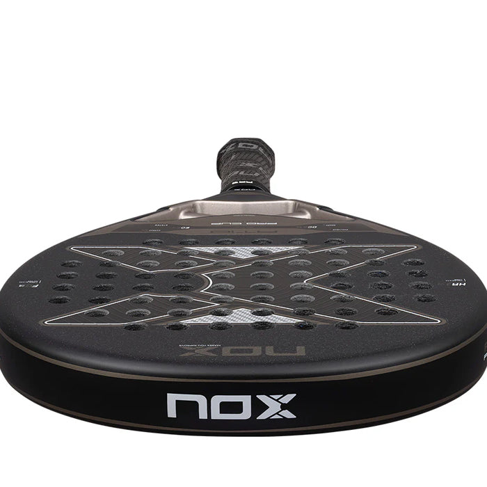 PALETA PADEL NOX AT10 PRO CUP HARD BY AGUSTIN TAPIA CON FUNDA